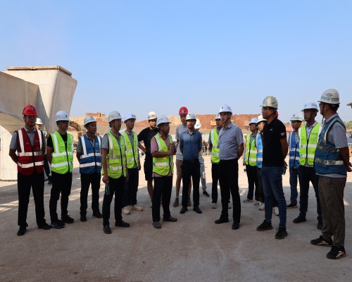 參建各方現(xiàn)場驗(yàn)收橋梁工程箱梁首件(1).jpg 參建各方現(xiàn)場驗(yàn)收橋梁工程箱梁首件(1).jpg